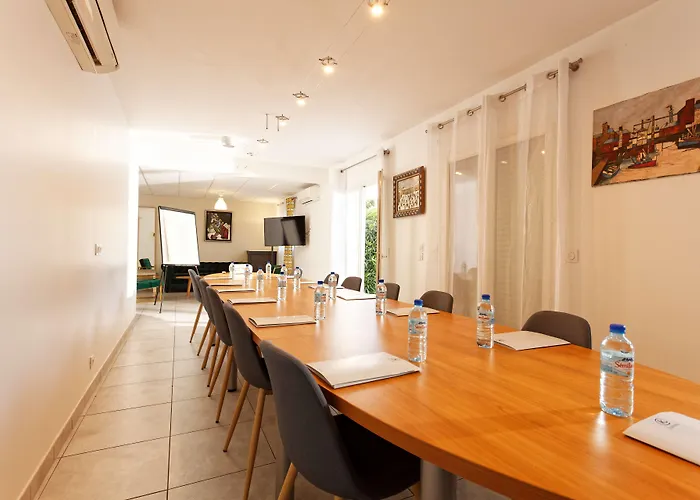 Hotell Kyriad Sud 3*